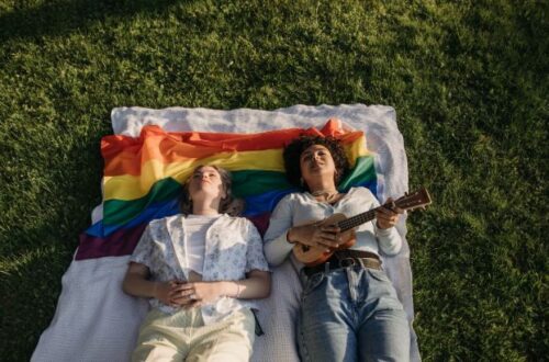 descubra 7 autoras lesbicas brasileiras para celebrar mes do pride